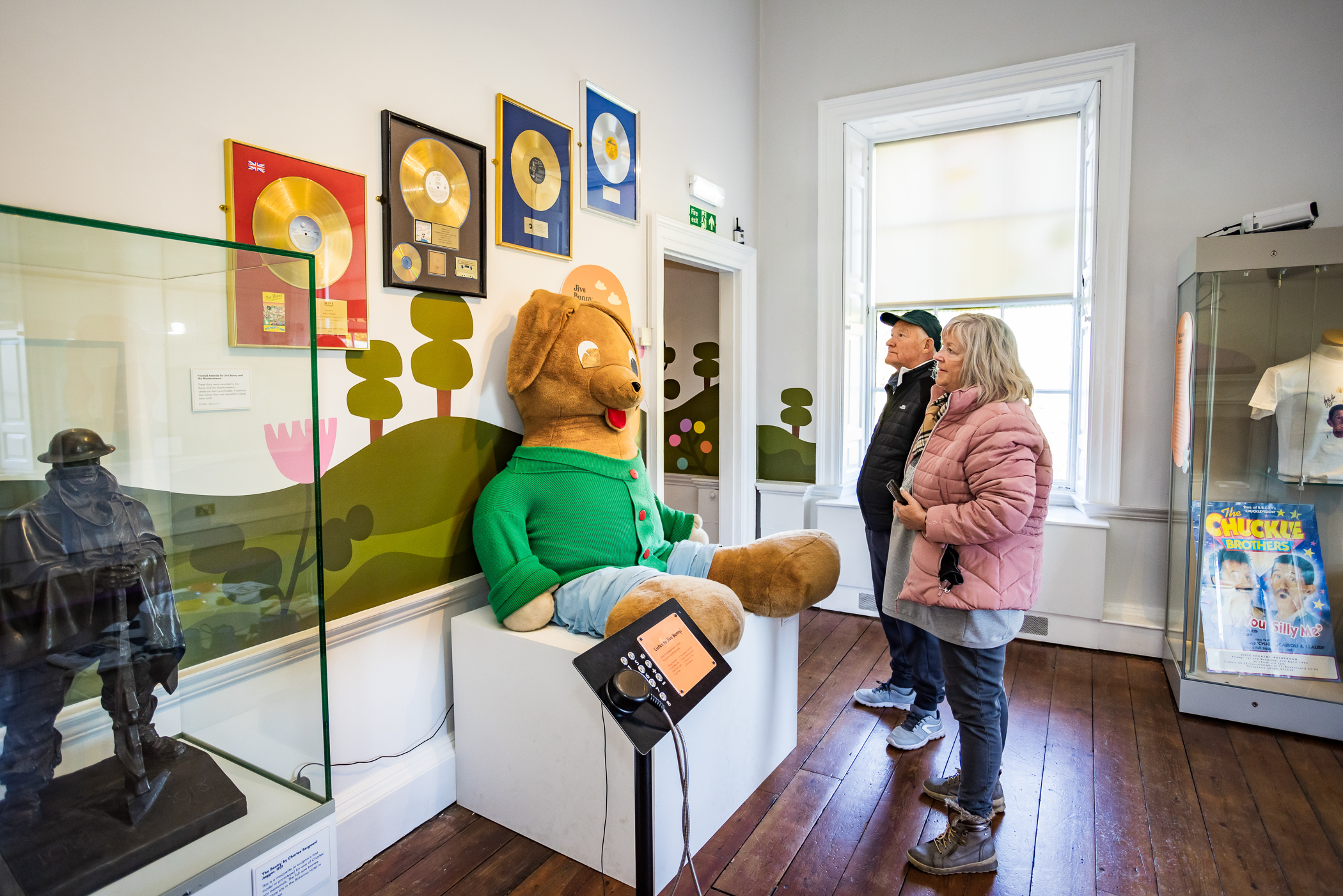 Couple viewing the Giants of rotherham exhibition